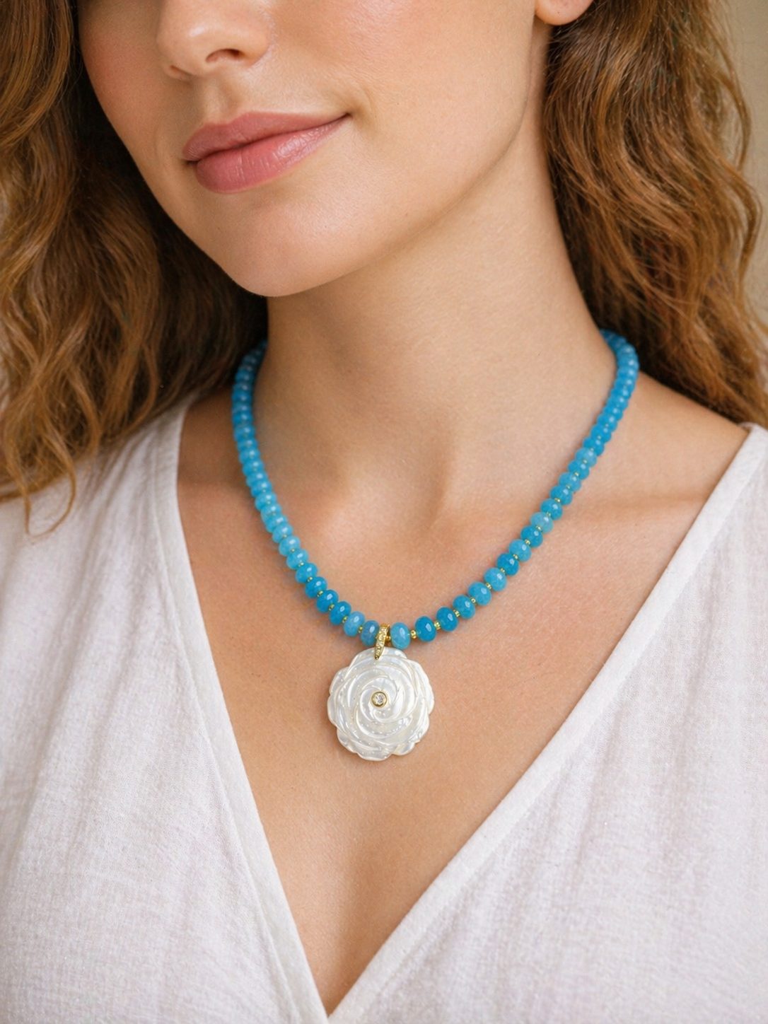 Collar Pedasí Flor Madre perla