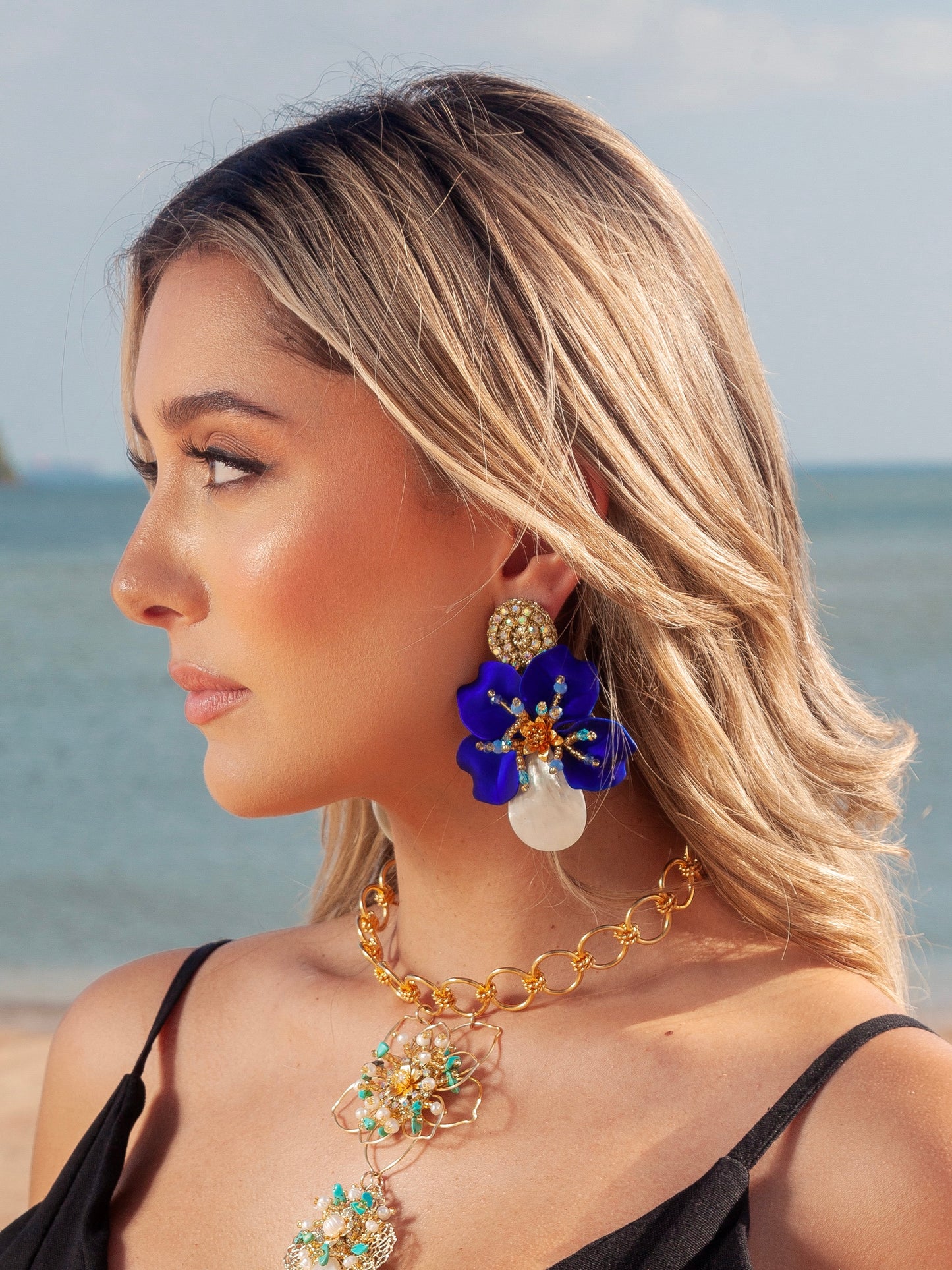 Aretes Amalia pacífico madreperla en azul