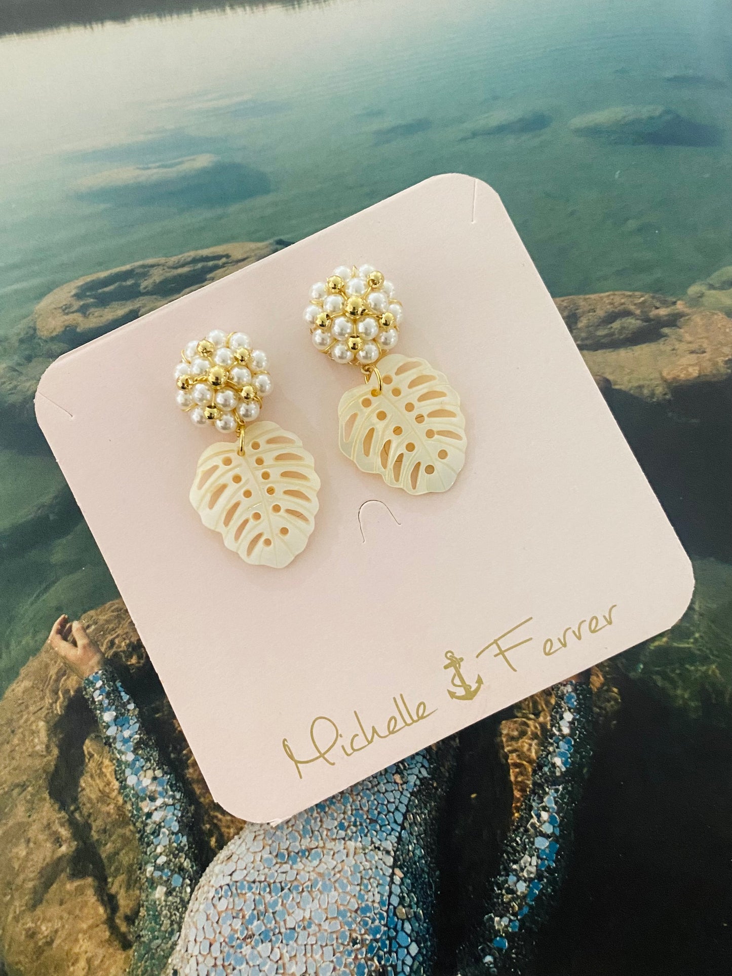 Aretes Diana Perla monstera nacar