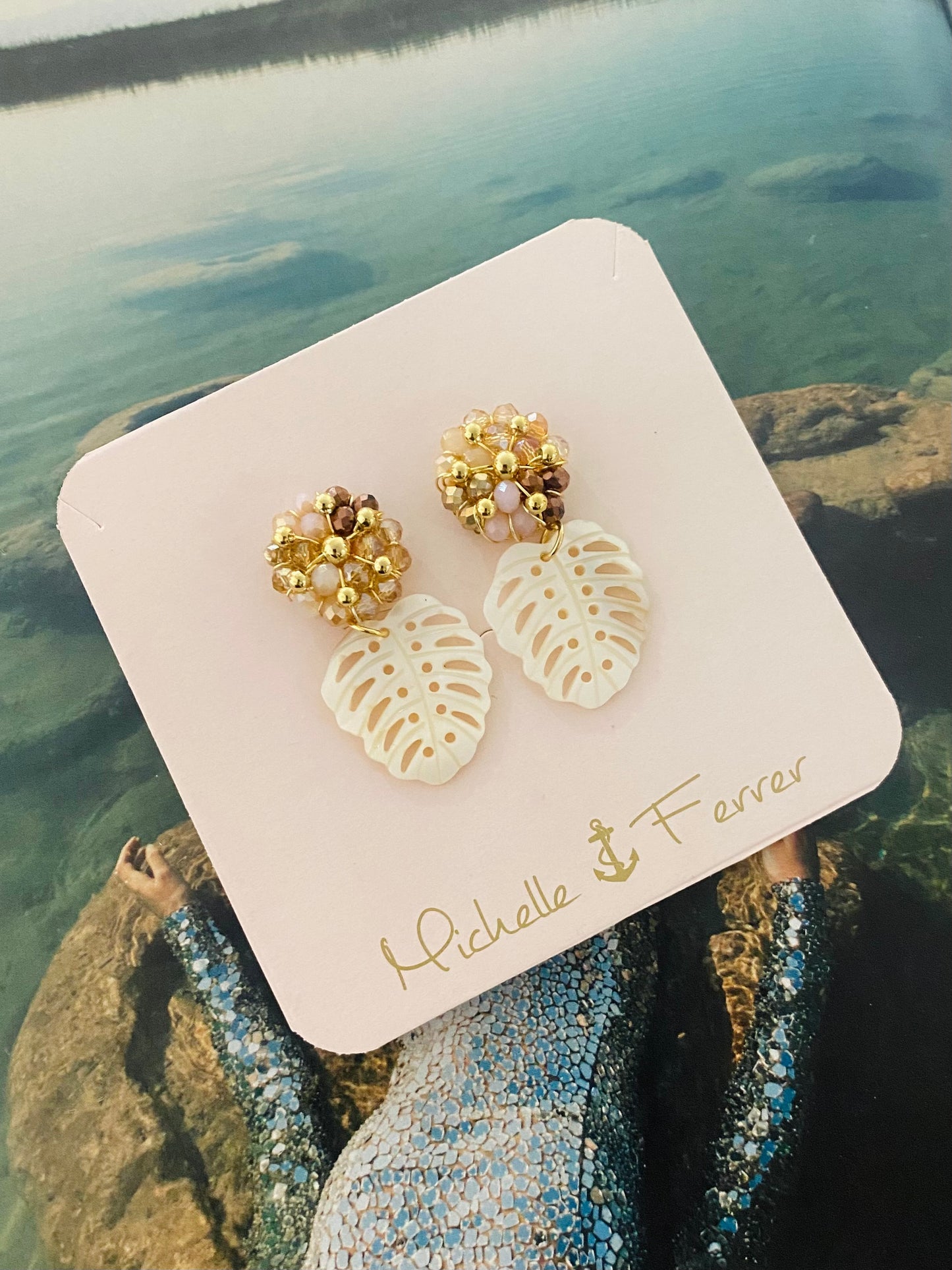 Aretes Diana nude monstera nacar