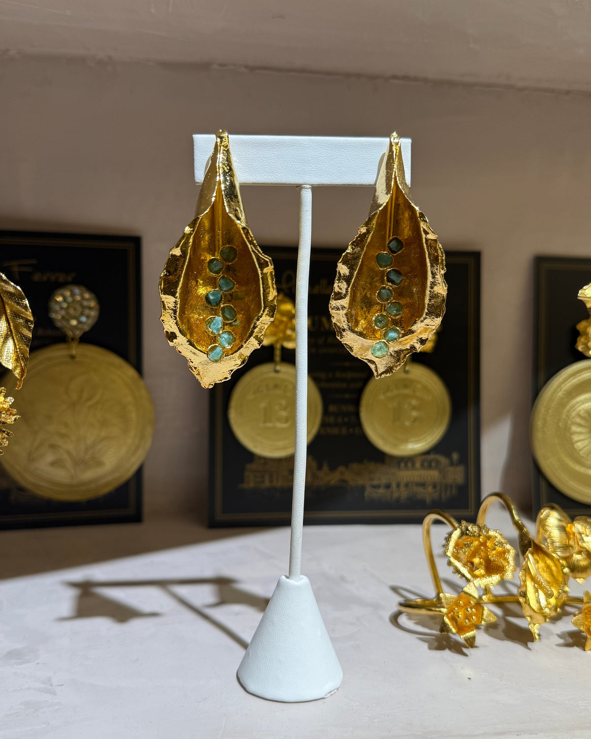 Aretes Maxi Calas con esmeraldas en bruto