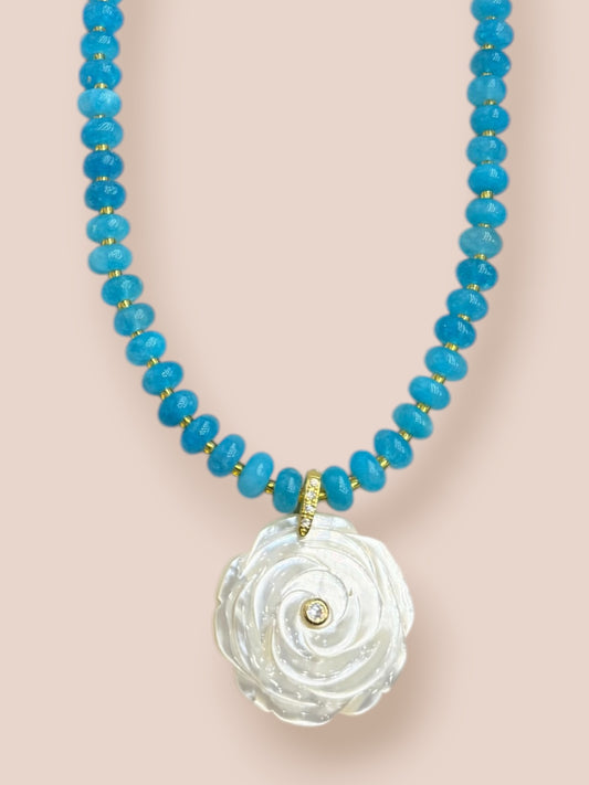 Collar Pedasí Flor Madre perla