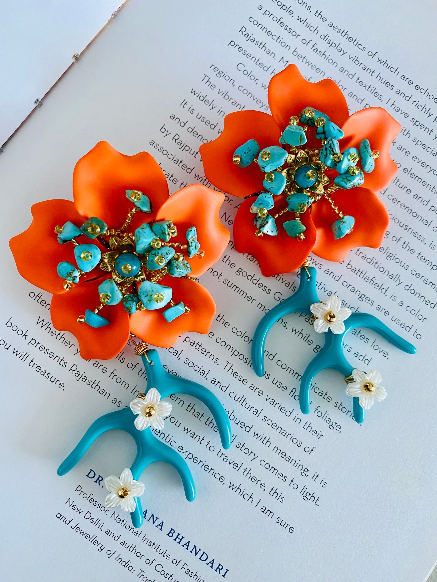 Aretes la isla de las flores Amalia coral en naranja y turquesa